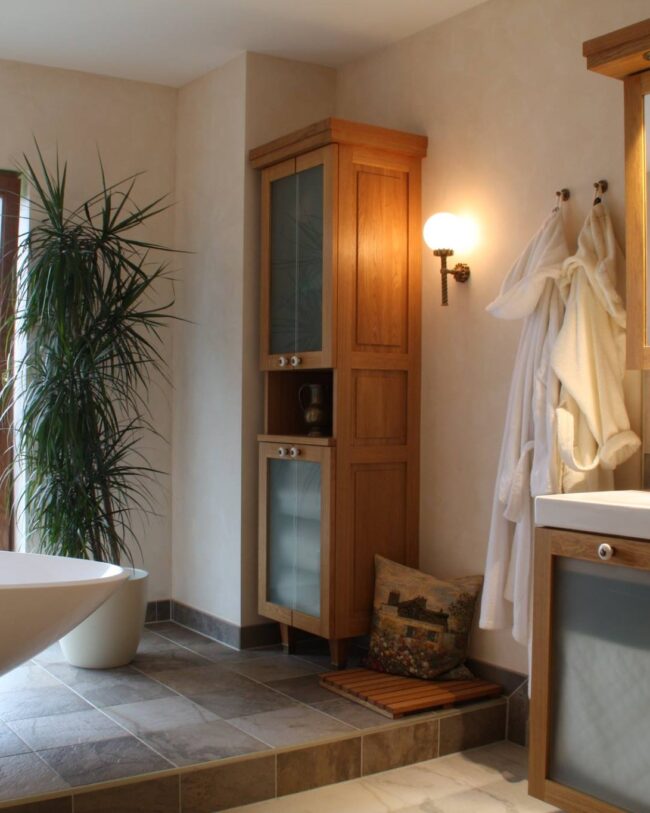 Badezimmer Möbel aus Holz, Doppelflügeliger Badezimmerschrank mit Fächern oben und unten sowie Waschtischrank und Spiegelschrank aus Holz
